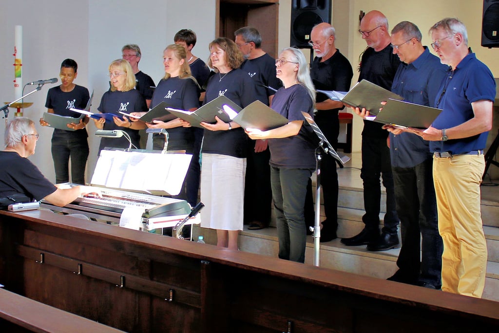 Die Nienburger Gospelsingers begeisterten das Publikum in der Bernburger Bonifatiuskirche.