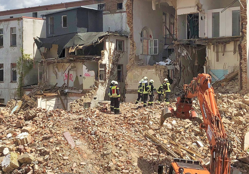 Ist im alten Bergbaukrankenhaus Eisleben ein Kind verunglückt? Insgesamt waren mehr als 90 Feuerwehrleute und weitere Rettungskräfte bei der Suche auf dem Abrissgelände im Einsatz.