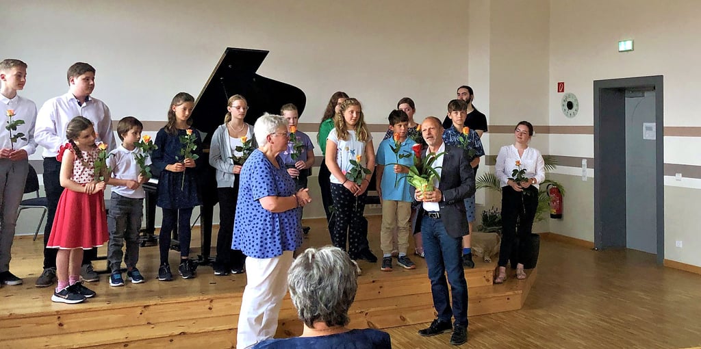 Nach dem Klassenvorspiel Blumen zum Abschied für Gerlinde Bergmann: Musikschuldirektor Markus Biedermann überreicht sie.