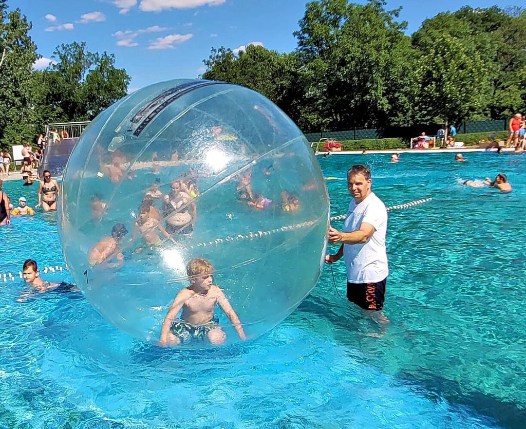 Mal nicht mit dem Wasserball spielen, sondern in ihm drin sein. Das konnte beim Freibadfest ausprobiert werden.
