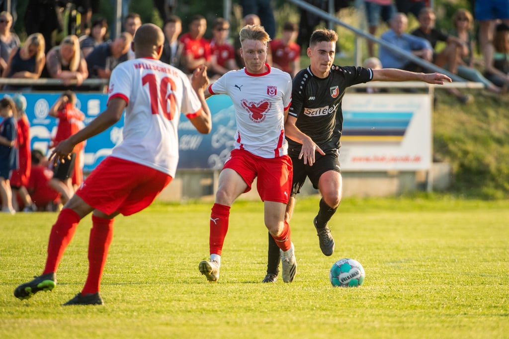 SCN-Akteur Philipp Döring (r.), hier im Freundschaftsspiel Mitte Mai gegen den HFC, hat sich laut Trainer Krause prima entwickelt.