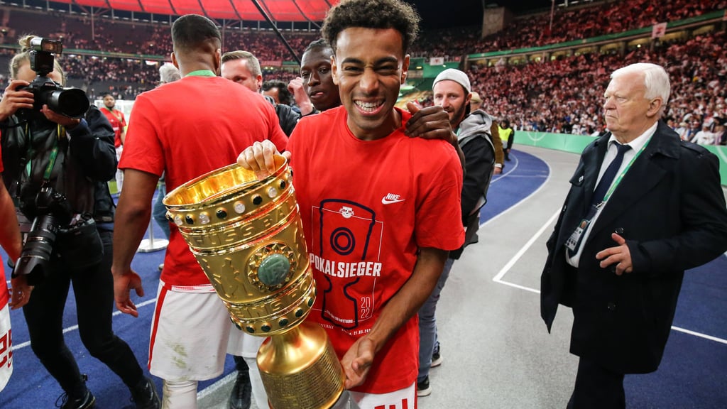Tyler Adams freut sich über den Pokalsieg mit RB Leipzig.