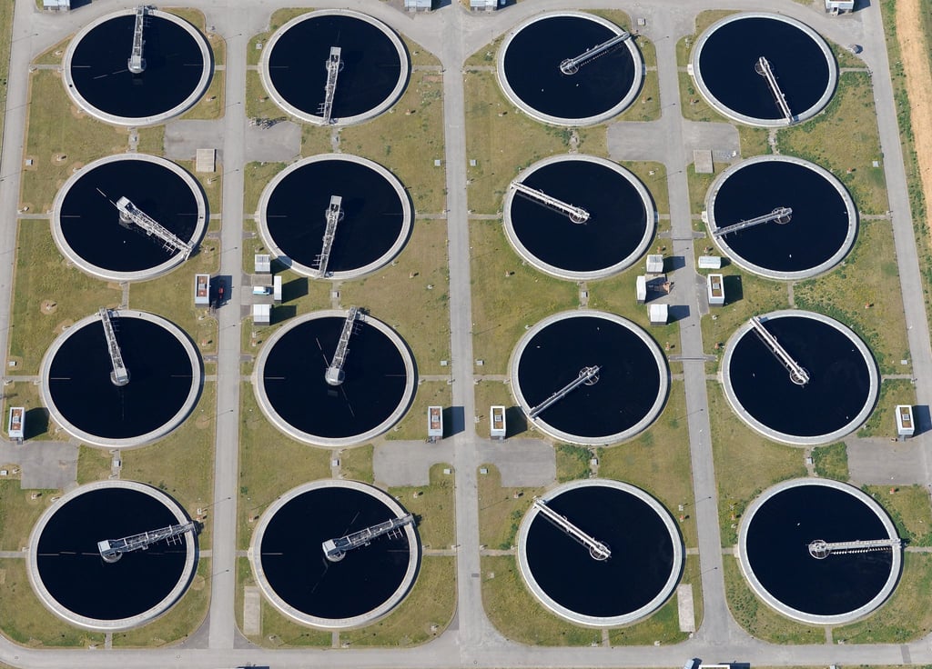 Amtsärzte fordern, dass das Abwasser in allen Kommunen auf Corona-Spuren untersucht wird, um das Infektionsgeschehen besser einschätzen zu können.