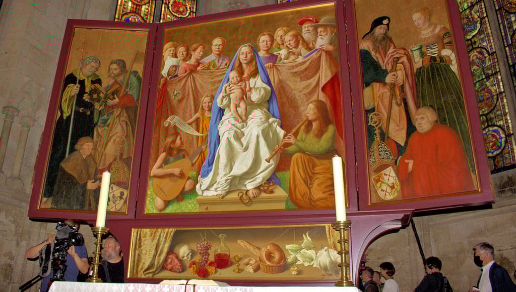 Thront wieder am angestammten Platz im Westchor des Naumburger Doms: das wertvolle Altarretabel, bestehend aus den von Lucas Cranach d. Ä. im 16. Jahrhundert geschaffenen Seitenflügeln, ergänzt mit den neuen Altarbildern des Leipziger Künstlers Michael Triegel.