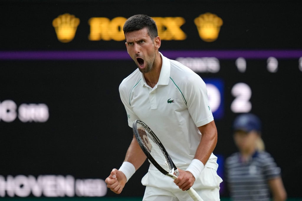 Hat sich gegen den Niederländer Tim van Rijthoven ins Viertelfinale gekämpft: Novak Djokovic feiert einen Punktgewinn.
