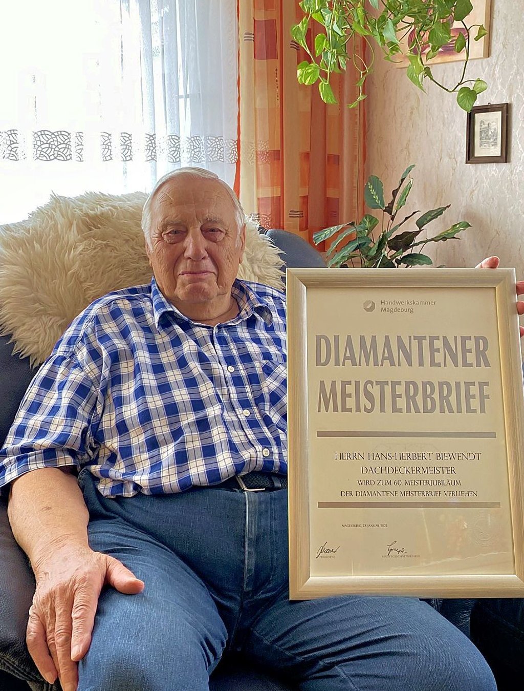 Der Badersleber Hans-Herbert Biewendt mit seinem Diamantenen Meisterbrief.