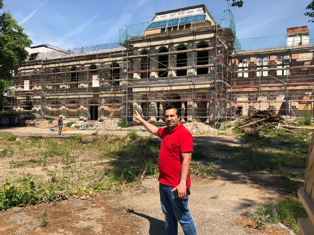 Das Hauptgebäude der ehemaligen Trommelfabrik in Weißenfels soll ab Mitte Juli mit speziellen Kunststoffschindeln eingedeckt werden. Am rechten Teil des Gebäudes musste der Dachstuhl laut Objektverwalter Walid Ibrahim komplett entfernt und erneuert werden, weil die Balken feucht waren.