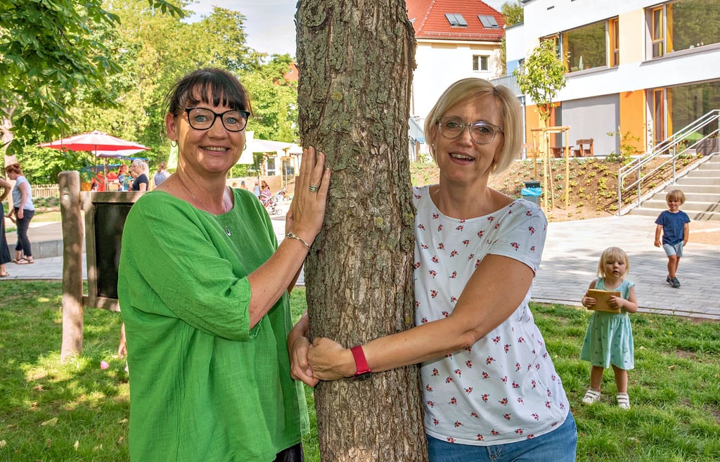 Annett Fiedler (li.) und Kathleen Seiler sind für die Eltern der Kita-Kinder Helfer bei Problemen in der Familie.