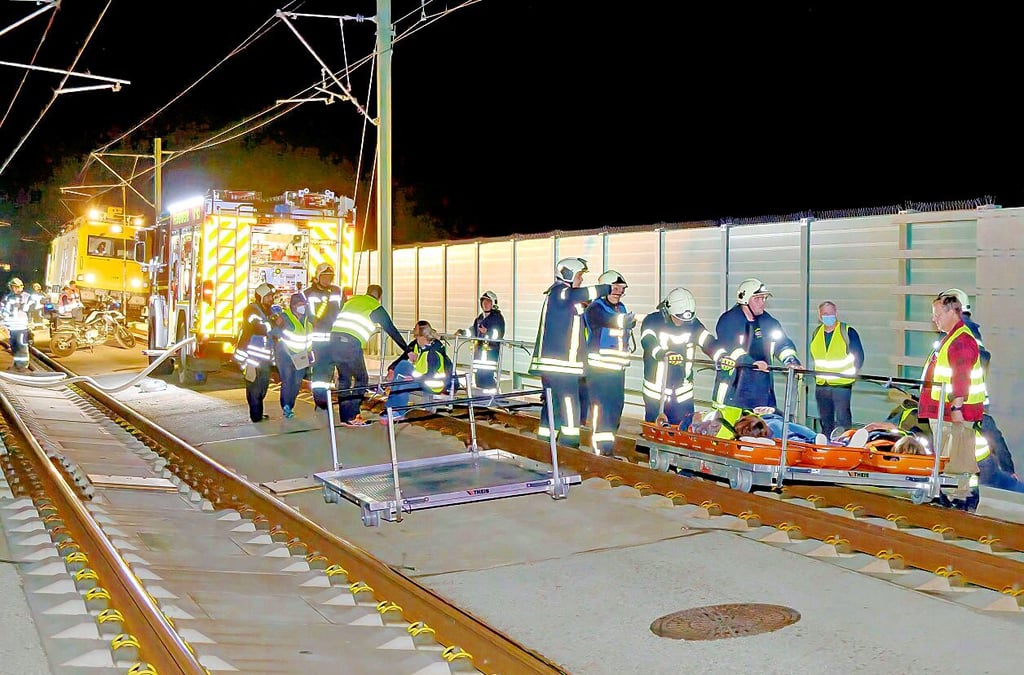Übung auf der Brücke. Die Einsatzkräfte trainieren für einen ICE-Brand mitten auf einer Brücke.