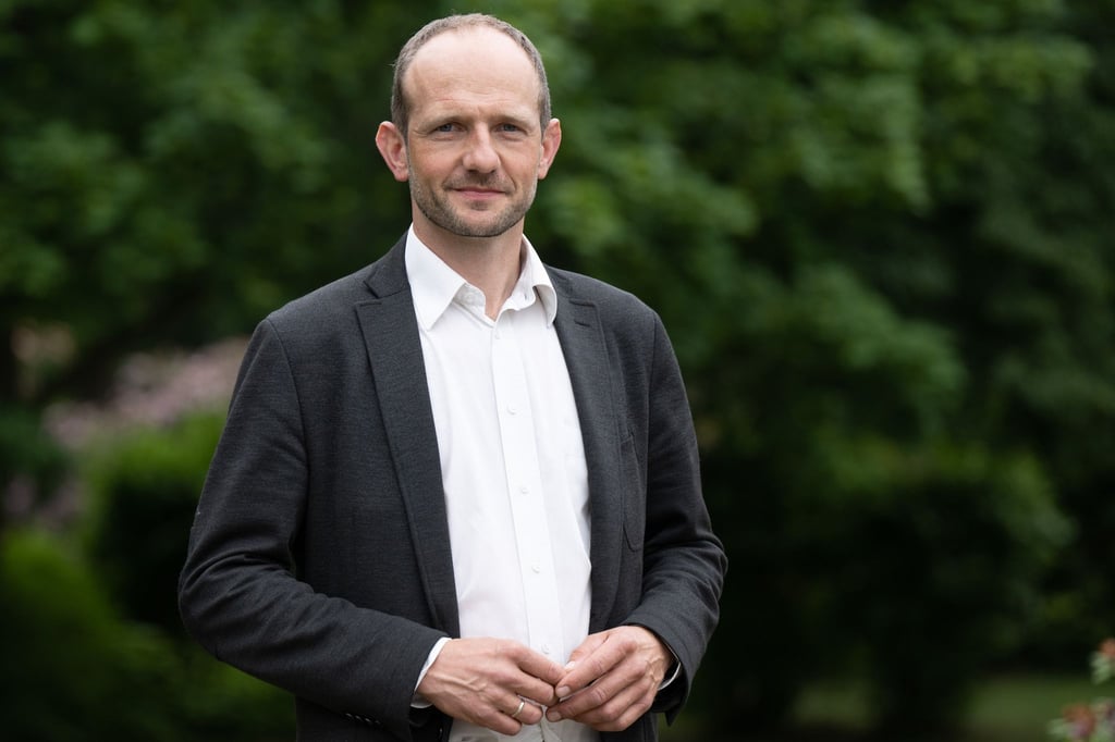 Stephan Meyer (CDU), Landtagsabgeordneter, steht nach einer Wahlkampfveranstaltung in einem Park.