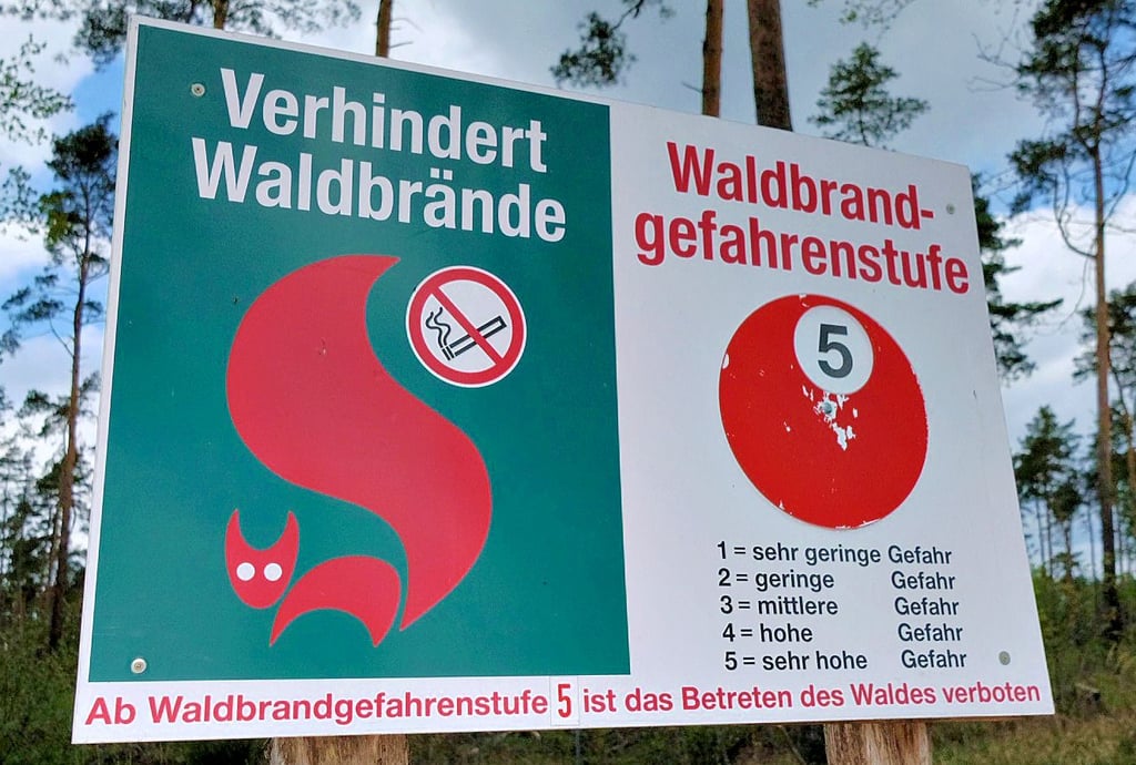 Mit Schildern wie diesen wird auf die Brandgefahr in den Wäldern hingewiesen. In den Wäldern von Havelberg und im Elb-Havel-Winkel herrscht aktuell die Waldbrandgefahrenstufe 3.