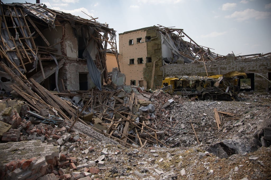 Eine durch einen Raketenangriff zerstörte Schule im Dorf Majaky am Rande von Slowjansk.