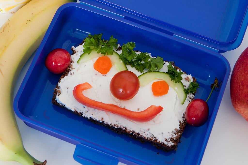 Wenn der Nachwuchs keine Lust auf Karotten, Paprika und Co. hat, kann ein bisschen Kreativität helfen. Gemüsegesichter lassen sich ebenso leicht aufs Brot bringen wie bunte Muster aus Gemüse auf den Teller.