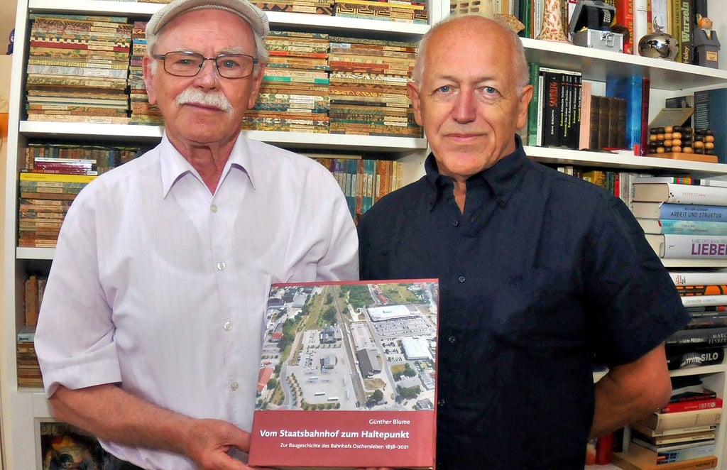 Günther Blume und Harry Ziethen präsentieren das neue Werk des Oschersleber Stadthistorikers: „Vom Staatsbahnhof zum Haltepunkt. Zur Baugeschichte des Bahnhofs Oschersleben 1838 bis 2021“.