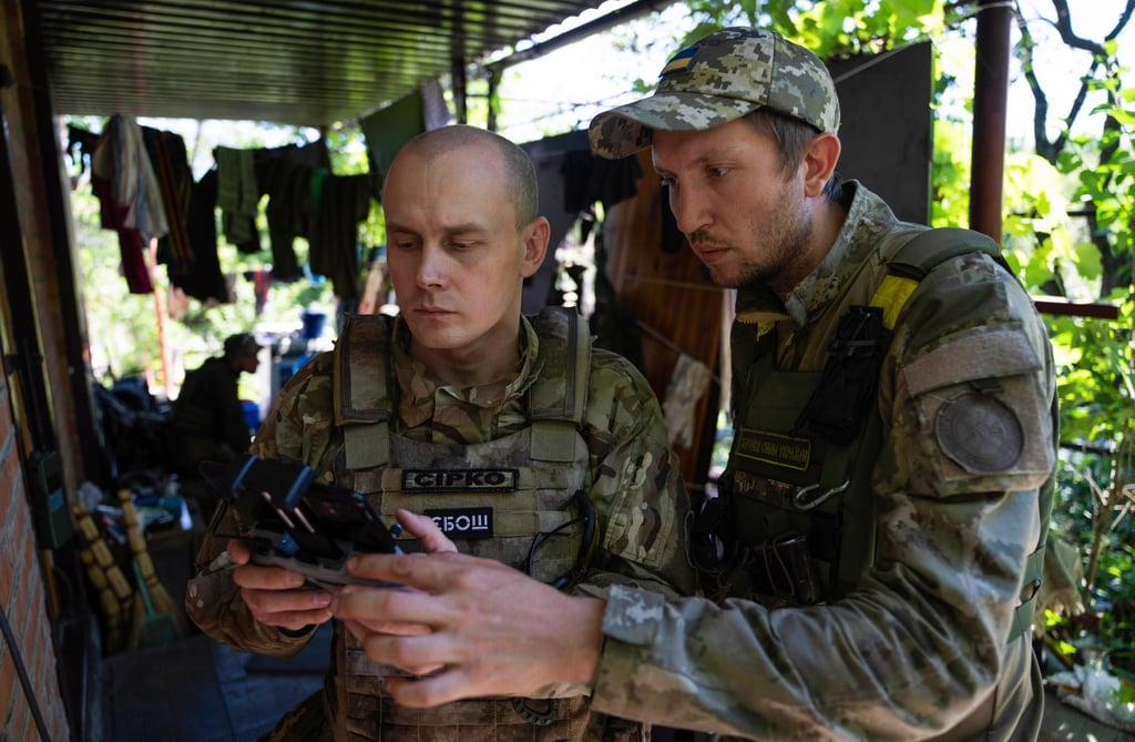 Ein ukrainischer Soldat korrigiert an der Frontlinie nahe Charkiw den Artilleriebeschuss per Drohne.