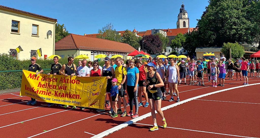 Der Start des Benefizlaufs im Arthur Lambert Stadion.