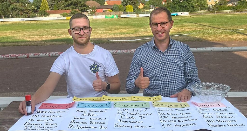 Organisator Jacob Zeuch (links) konnte für die Auslosung der Paarungen des Turniers Burgs Bürgermeister Philipp Stark gewinnen. Mit 30 teilnehmenden Teams geht das Kleinfeldturnier auch als Weltmeisterschaft im Miniaturformat durch.