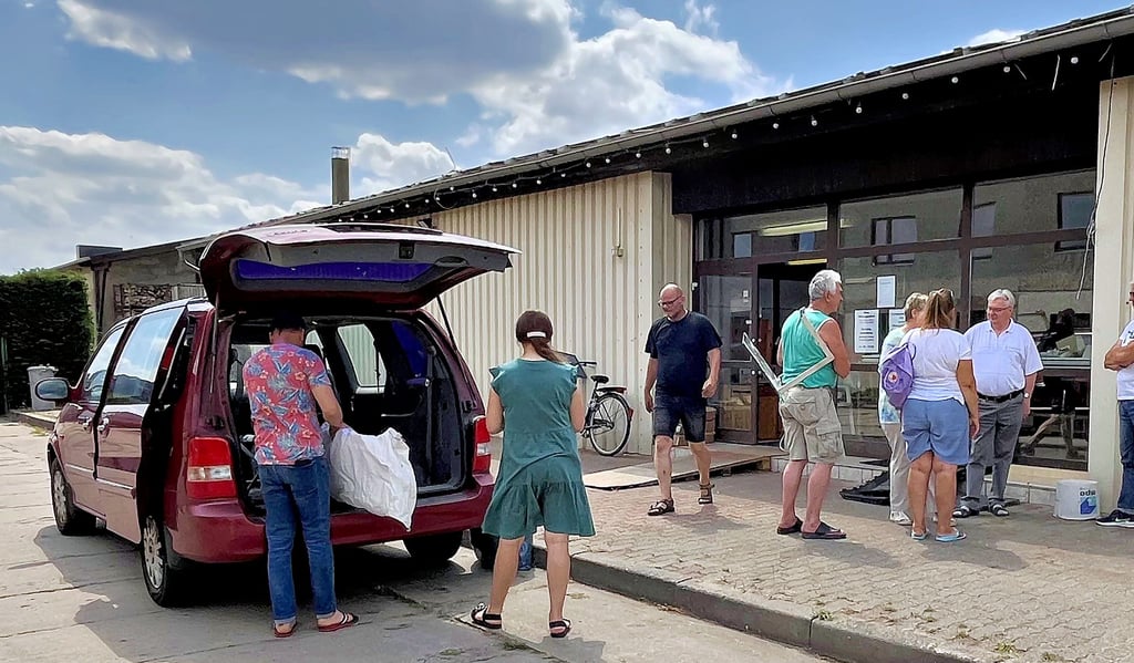 Vorfahrende Autos am Spendenlager in Tangerhütte werden schnell auch von Geflüchteten ausgeräumt. Manche Dinge kommen gar nicht im Lager an, berichten die Helfer.