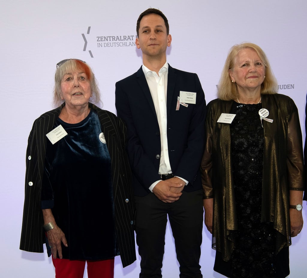 Tobias Schulze von Tennis Borussia und Gerda Smorra (l) und Anna Ohnweiler von Omas gegen Rechts.