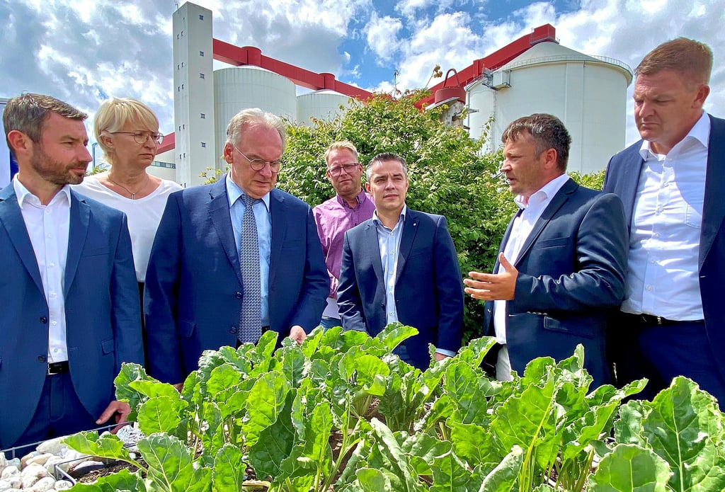 Bei einem Firmenrundgang hat sich Ministerpräsident Reiner Haseloff (3. v. li.) die Betriebsabläufe in Könnern erklären lassen.
