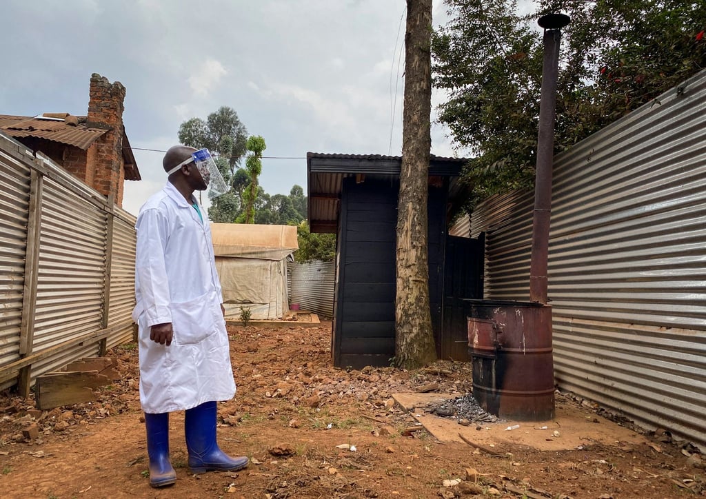 Ein Mitarbeiter des Gesundheitswesens inspiziert den Quarantänebereich des Matanda-Krankenhauses in Butembo, wo auch Ebola-Patienten behandelt werden.