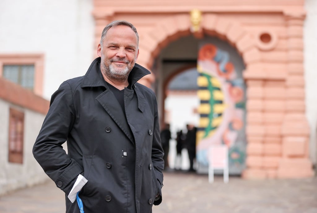 Dirk Neubauer steht vor vor dem Eingang von Schloss Augustusburg.