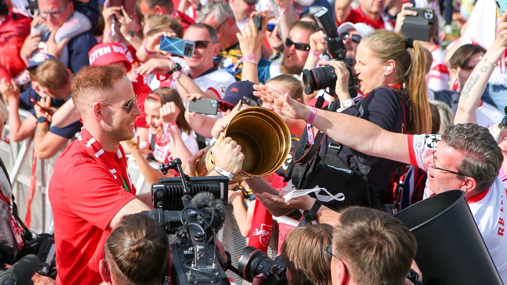 Auf Tuchfühlung mit dem DFB-Pokal: RB-Keeper Gulacsi bei der Siegesfeier