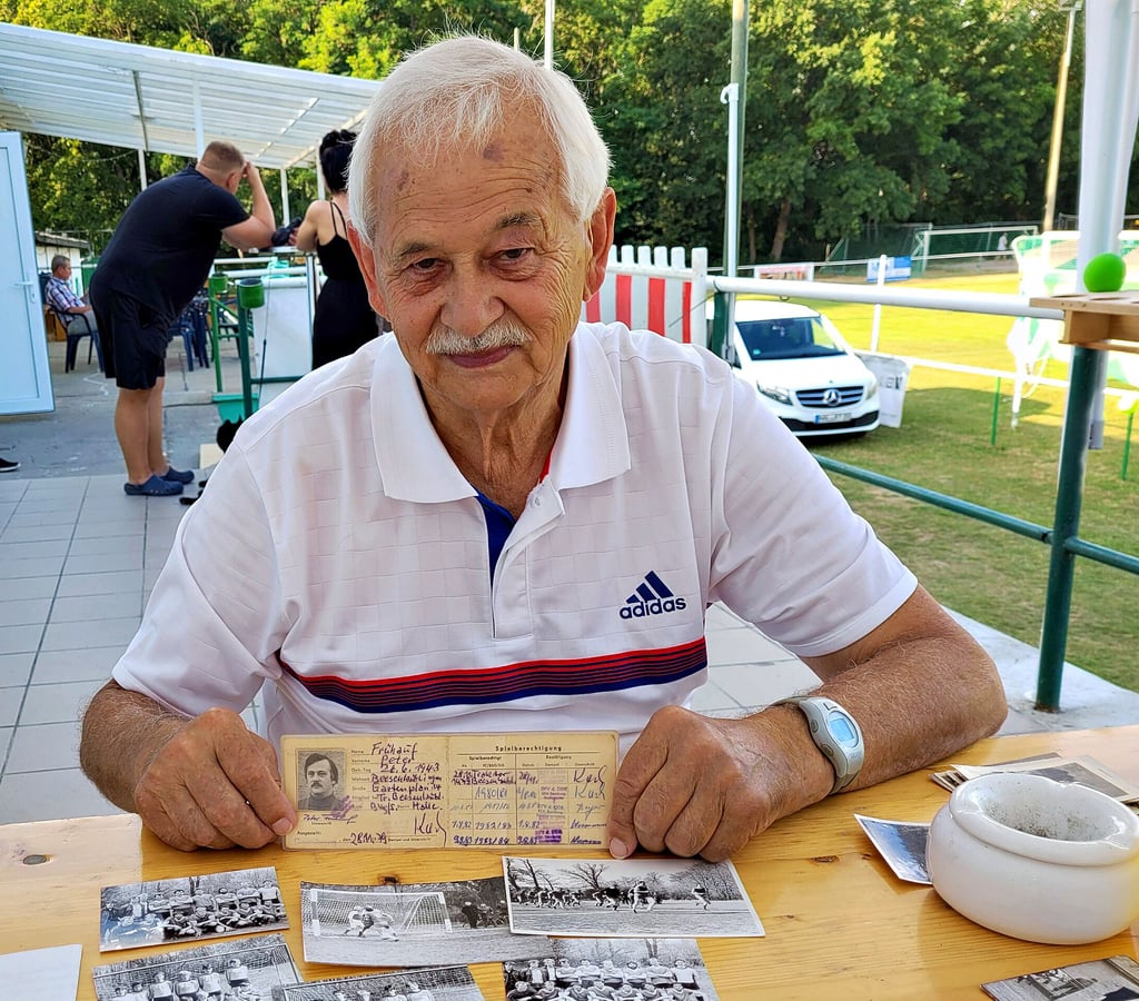 Peter Frühauf hat zum Ehemaligentreffen seinen alten Spielerpass in einer Archivkiste im Vereinsheim wiedergefunden.