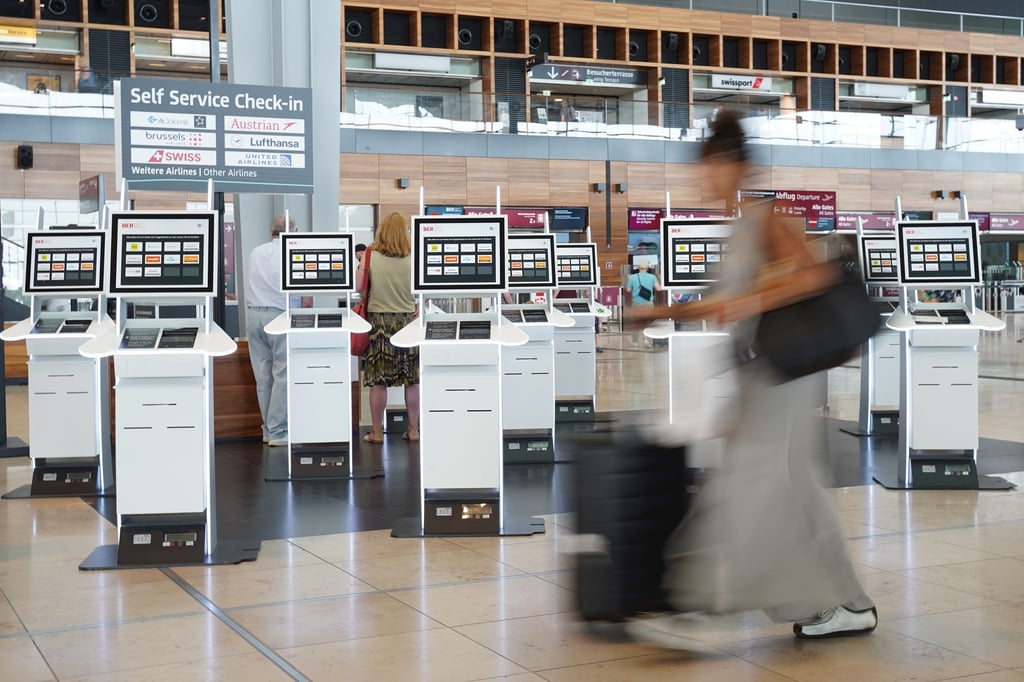 An fast 120 Automaten am BER können Passagiere den Check-in-Prozess abkürzen.