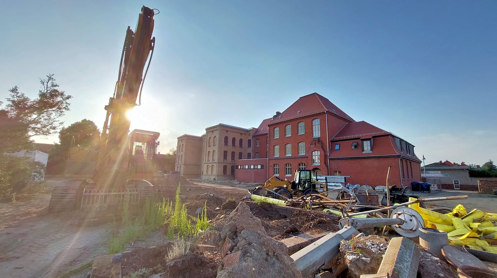 Die Baustelle an der Grundschule „Ludwig Uhland“ in Staßfurt am Abend des 30. Juni 2022: Es ist deutlich zu erkennen, dass es an den Außenanlagen noch einige Arbeiten braucht.