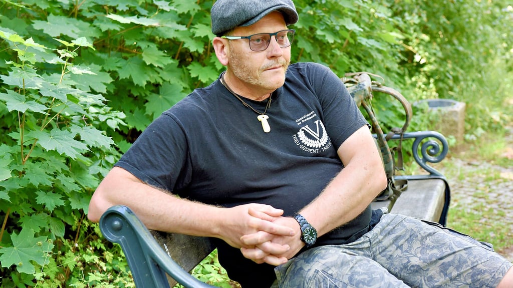 Der ehemalige Bundeswehrsoldat Maik Kattner auf seiner Lieblingsbank in Eisleben - hinter der Petrikirche. 