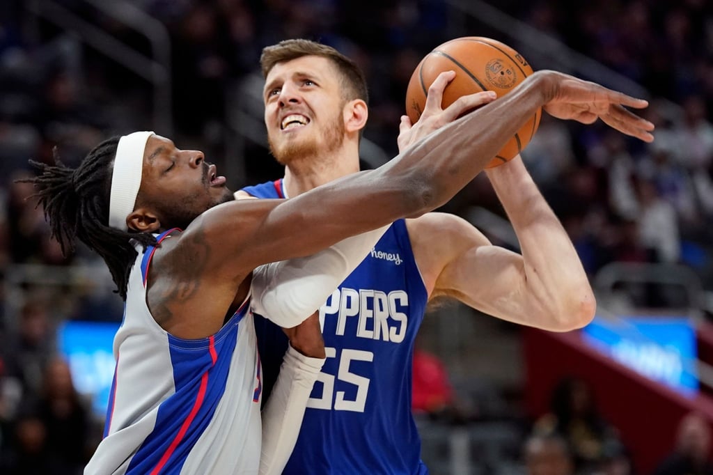 Center Isaiah Hartenstein (r) steht vor einem Wechsel zu den Knicks.
