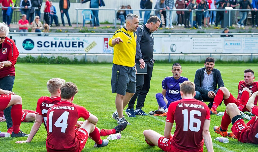 Nach der Winterpause wurde aus dem SCN-Team eine echte Einheit: Die Schützlinge von Trainer Matthias Krause (im gelben Oberteil) blieben zehn Spiele ungeschlagen und kletterten noch auf Rang fünf der Landesliga-Südstaffel.