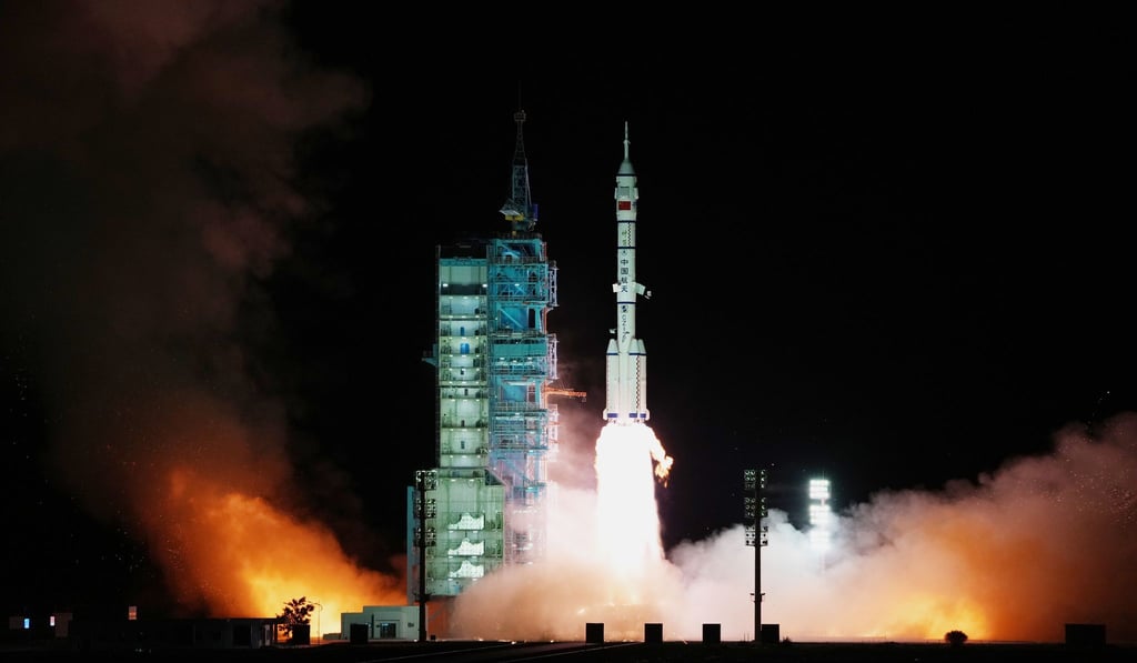 Das Raumschiff „Shenzhou 13“ mit drei chinesischen Astronauten startet vom Jiuquan Satellite Launch Center.