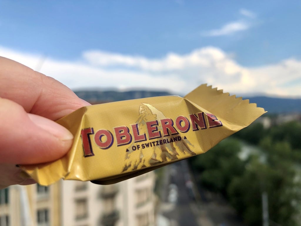 Weil die Toblerone-Schokolade bald teilweise in der Slowakei hergestellt wird, darf nicht mehr die Bezeichnung „Toblerone - of Switzerland“ auf der Verpackung stehen.