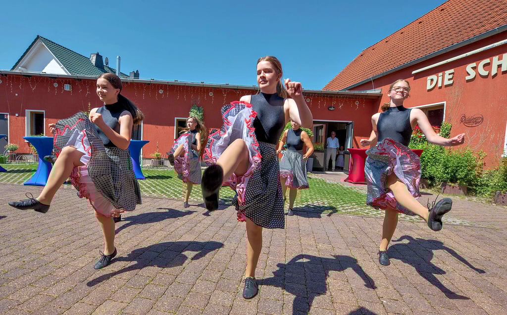Beim Sommerfest des MCC am Haus Kühnau legten die Tänzerinnen von Holiday eine flotte Sohle auf das Pflaster.