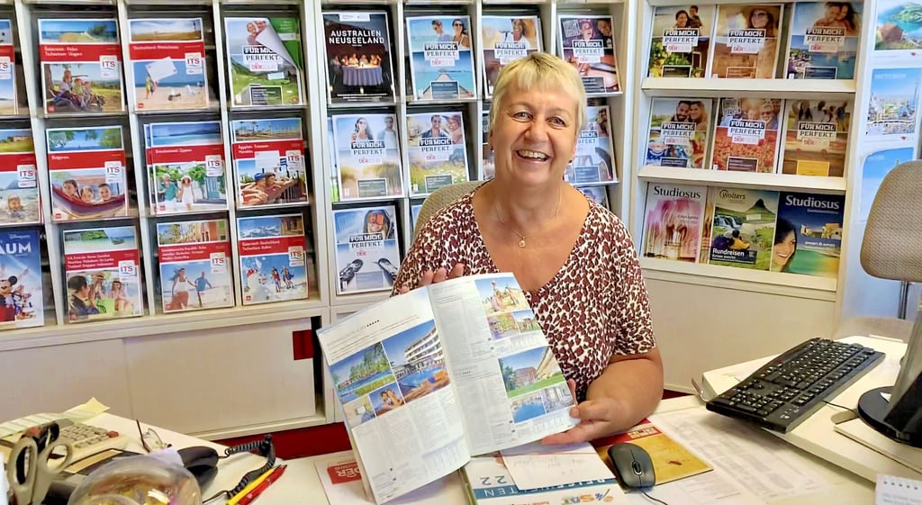 Die Preise in den Katalogen stimmen oftmals nicht mehr, sagt Ingrid Stieger, Mitinhaberin des Reisebüros am Zeitzer Altmarkt.