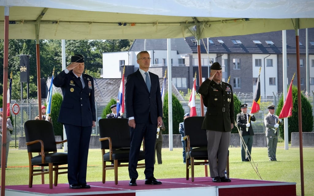Nato-Generalsekretär Jens Stoltenberg (M), General Tod Wolters (l) und General Christopher G. Cavoli bei der Kommandoübergabe.