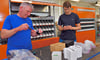 Ronny Hertig (links) und Adrian Kraus arbeiten in der Produktion bei Driescher Eisleben. Die Firma fertigt  Schaltgeräte und -anlagen. 