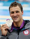 Hat all seine olympischen Bronze- und Silbermedaillen für eine Auktion zur Verfügung gestellt: Ryan Lochte.