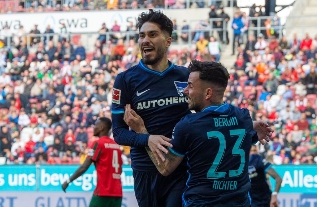 Suat Serdar (l) und Marco Richter jubeln nach einem Treffer.