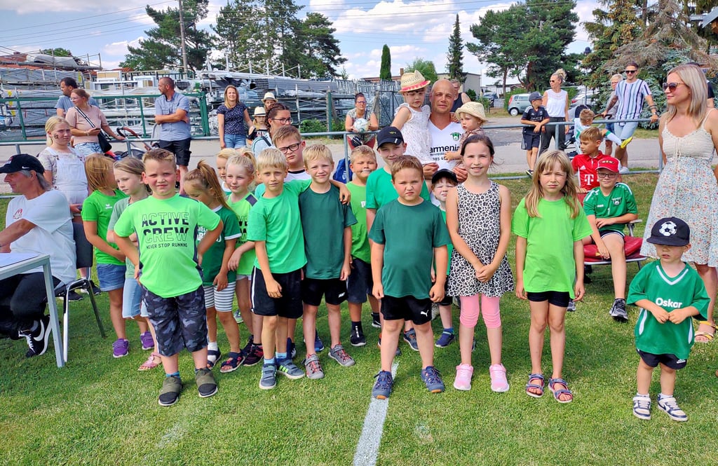 Martin Buricke (mit seinen beiden Töchtern auf dem Arm) wurde zu seinem Abschiedsspiel für den SSV Havelwinkel eine besondere Freude bereitet. Denn die Mädchen und Jungen aus seiner Kita-Gruppe in Glöwen, wo er als Erzieher arbeitet, kamen als Auflaufkinder nach Warnau.