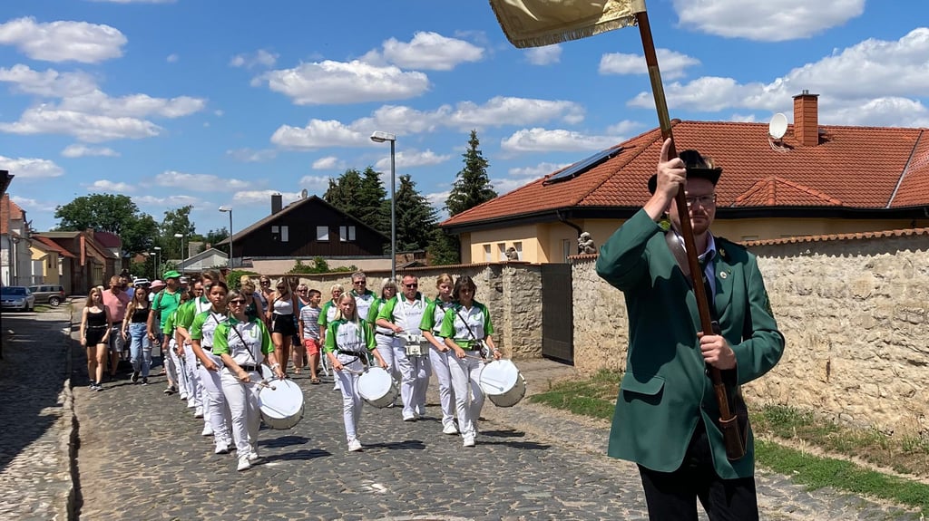 Der Kinderumzug mit der Fanfarengarde Hettstedt.