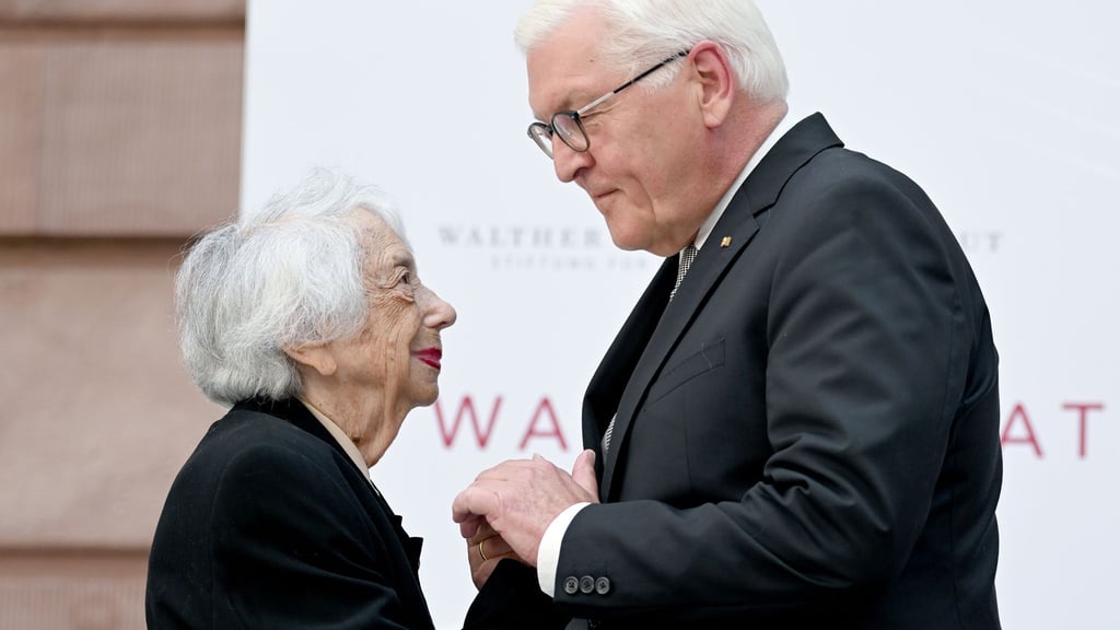 Bundespräsident Frank-Walter Steinmeier beglückwünscht die Preisträgerin und Holocaust-Überlebende Margot Friedländer.