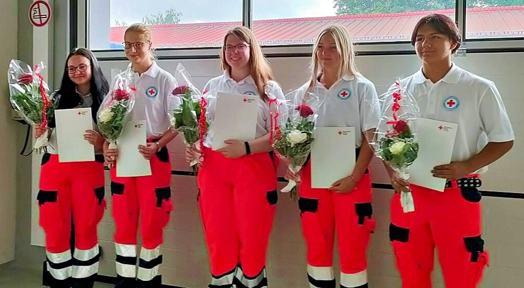 Lilliana Dienermann (von links), Leni Block, Antonia Rausch, Vivien Barth und Antonio Huacasi nahmen feierlich ihre Urkunden zum Rettungssanitäter entgegen.