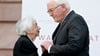 Bundespräsident Frank-Walter Steinmeier beglückwünscht die Preisträgerin und Holocaust-Überlebende Margot Friedländer.