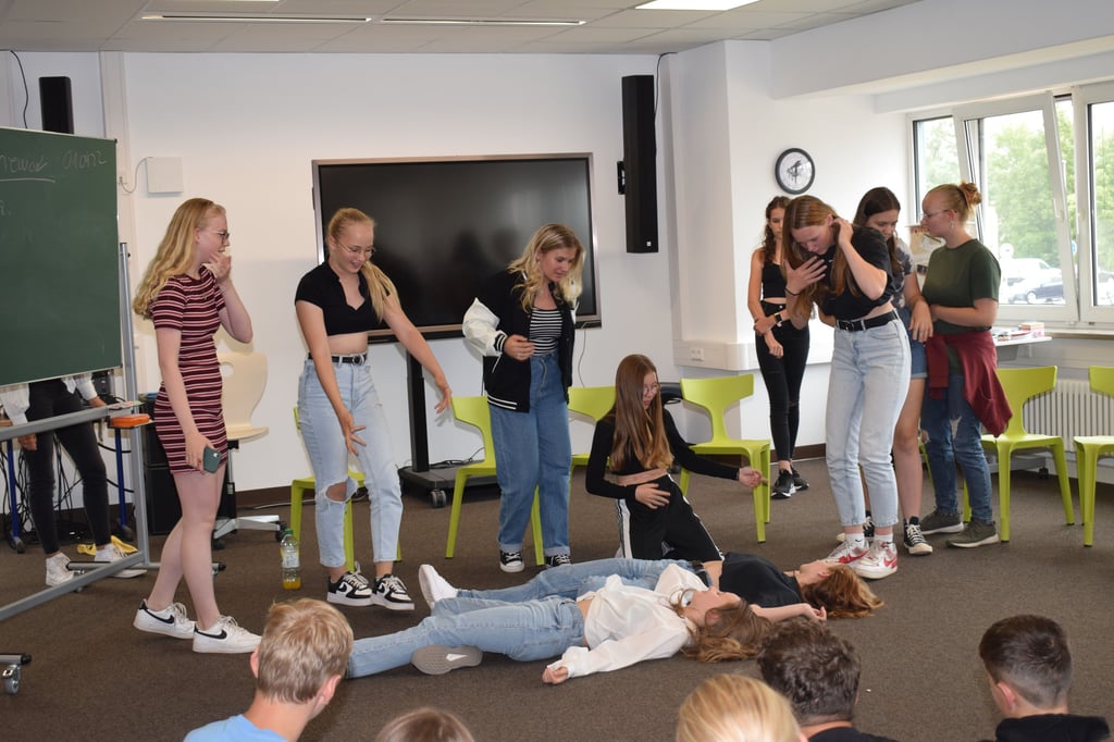 Zwei tote Schülerinnen im Unterricht? Zum Abschluss ihrer Sprachschule "English in Action" zeigten alle Gruppen des Gommeraner Gymnasiums mit einstudierten Sketchen, wie versiert sie nach einer Woche Sonderunterricht mit der englischen Sprache umgingen.