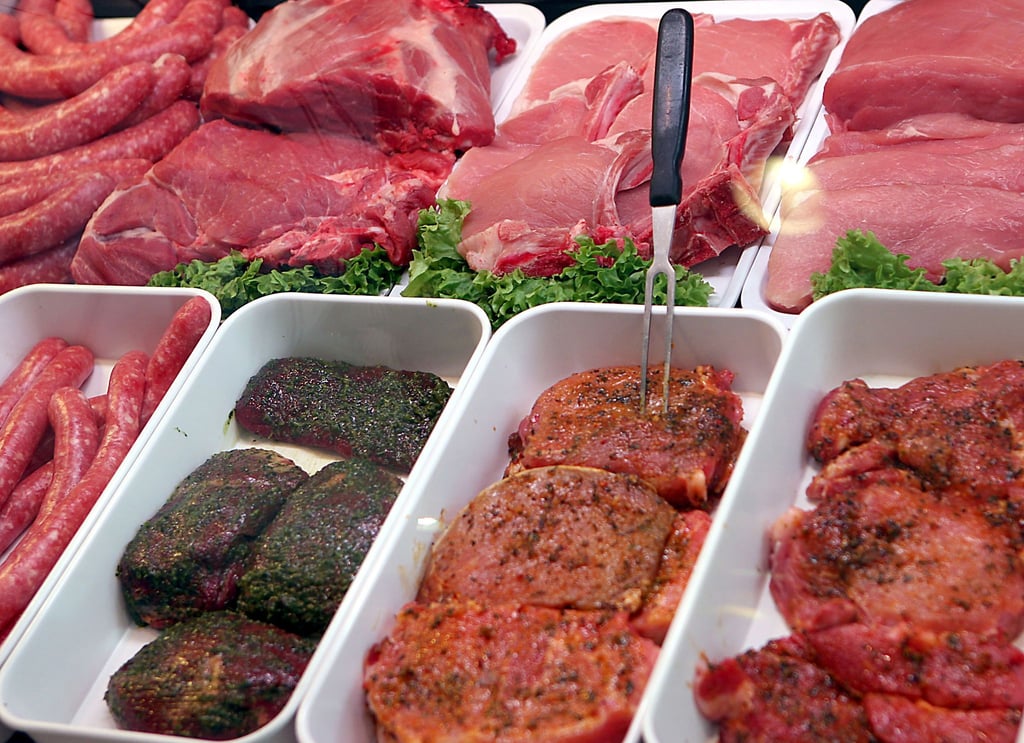Mitten in der Grillsaison geraten die Preise für Hackfleisch, Bratwurst und Steaks ins Rutschen.