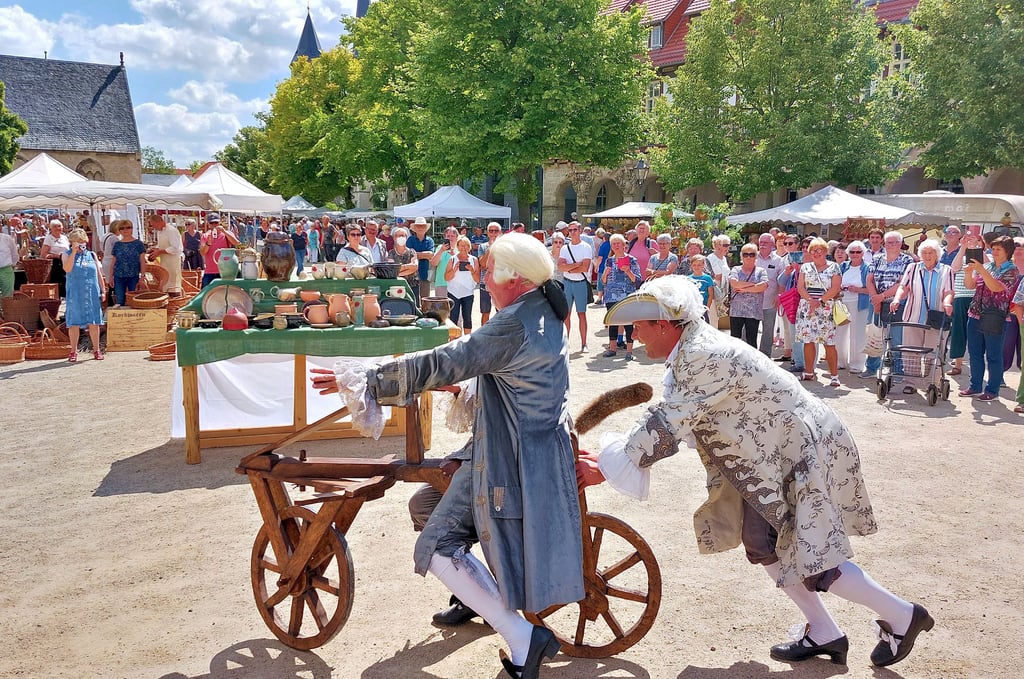 Mit Spannung erwarteten Gäste bei Ton am Dom die Eröffnung des Events auf dem Halberstädter Domplatz. Traditionell sind dafür Freiherr von Spiegel (alias Eric Eisenach) und Dichtervater Gleim (alias Arnold Hofheinz) mit einem gut inszenierten Unfall verantwortlich. Diesmal crashten beide mit dem historischen Nachbau einer Draisine in das Regal mit Töpferwaren.