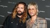 Tom Kaulitz (l) und sein Bruder Bill Kaulitz wurden mit Tokio Hotel weltberühmt. Jetzt waren die beiden zu Gast bei Jan Böhmermanns Kochshow.&nbsp;